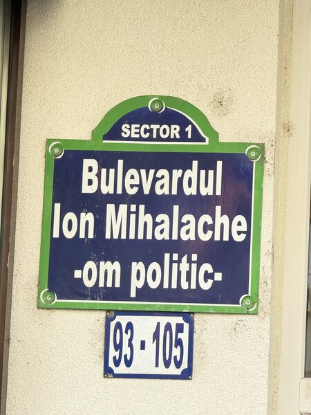 Victoriei, Bd. Ion Mihalache, vizavi de Mega Image.